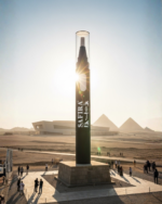 عبوة سيرم سفيرة الابيض للأظافر درجة في وسط منطقة الاهرامات دليلا علي اصالة المنتج و كونه منتج مصري 100%