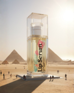 عبوة safira lip serum في وسط منطقة الاهرامات دليلا علي اصالة المنتج و كونه منتج مصري 100%
